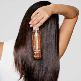 Wella - Ultimate Smooth Glass Liquid Layer 6.2oz/185ml